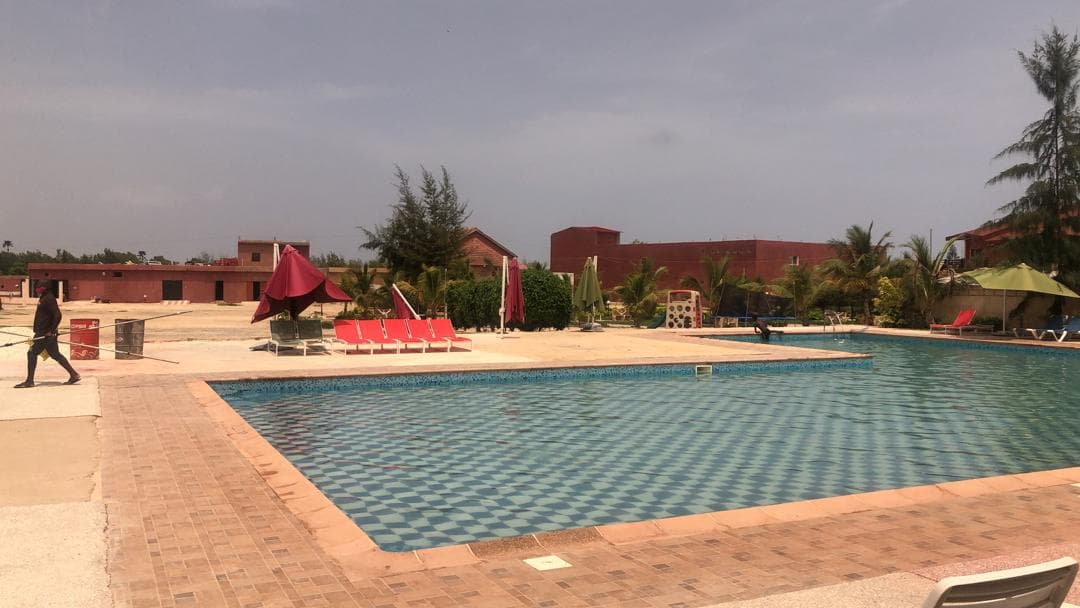 Hôtel situé à vendre au Lac ROSE en face du LAC 