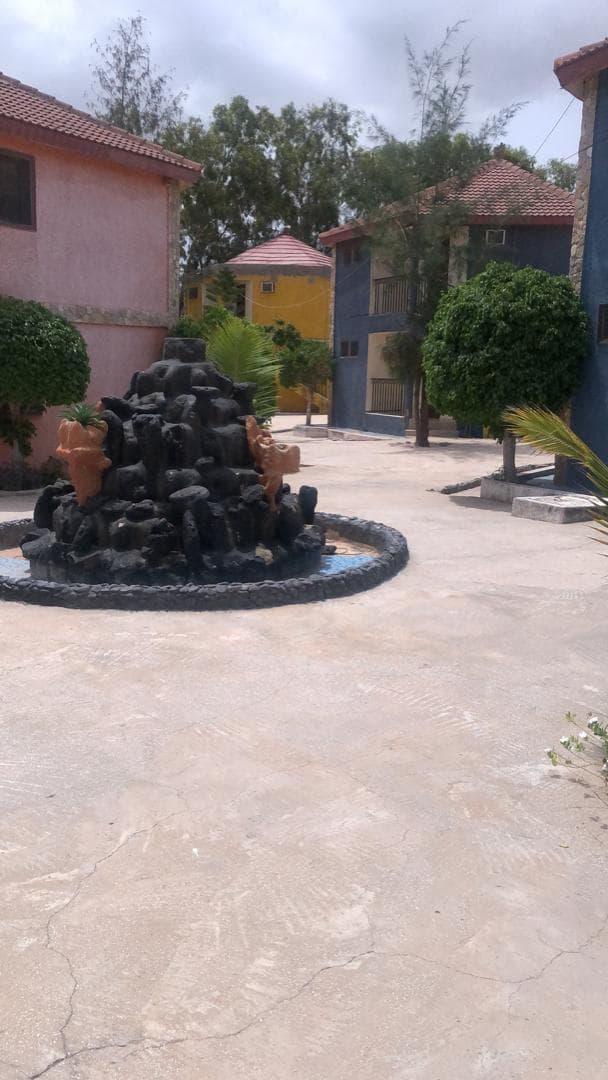 Hôtel situé à vendre au Lac ROSE en face du LAC 
