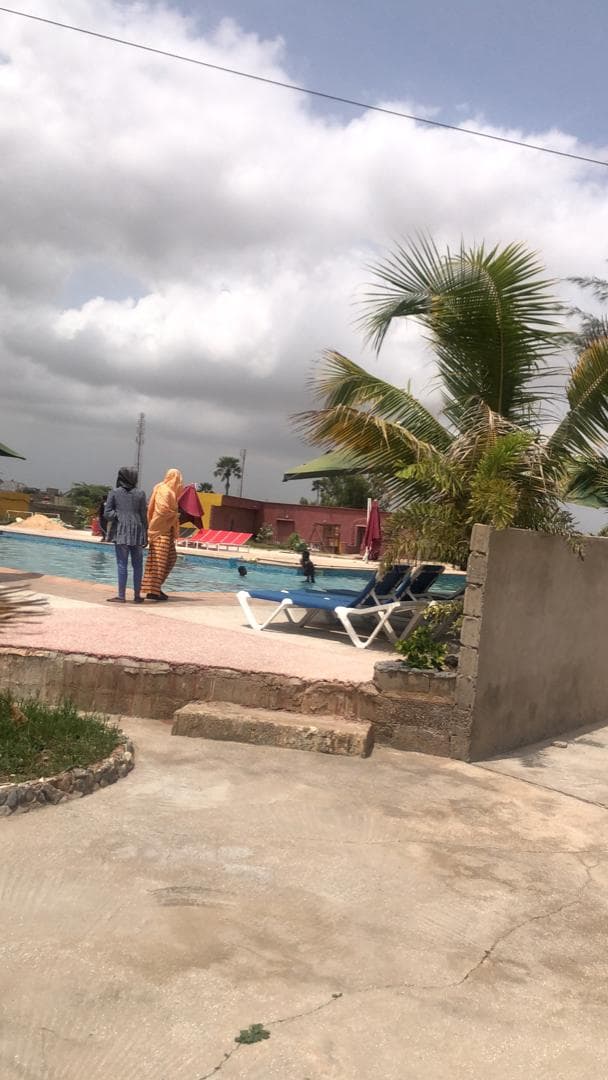 Hôtel situé à vendre au Lac ROSE en face du LAC 