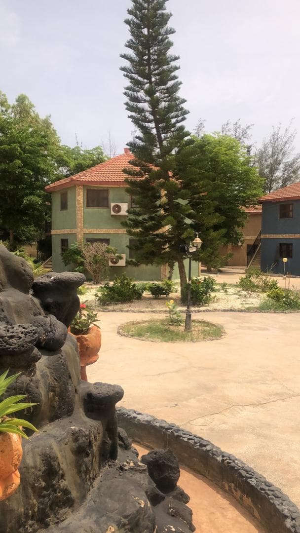Hôtel situé à vendre au Lac ROSE en face du LAC
