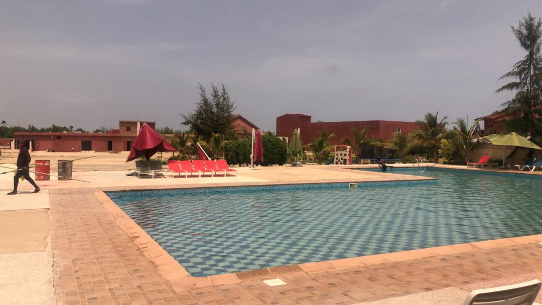 Hôtel situé à vendre au Lac ROSE en face du LAC 